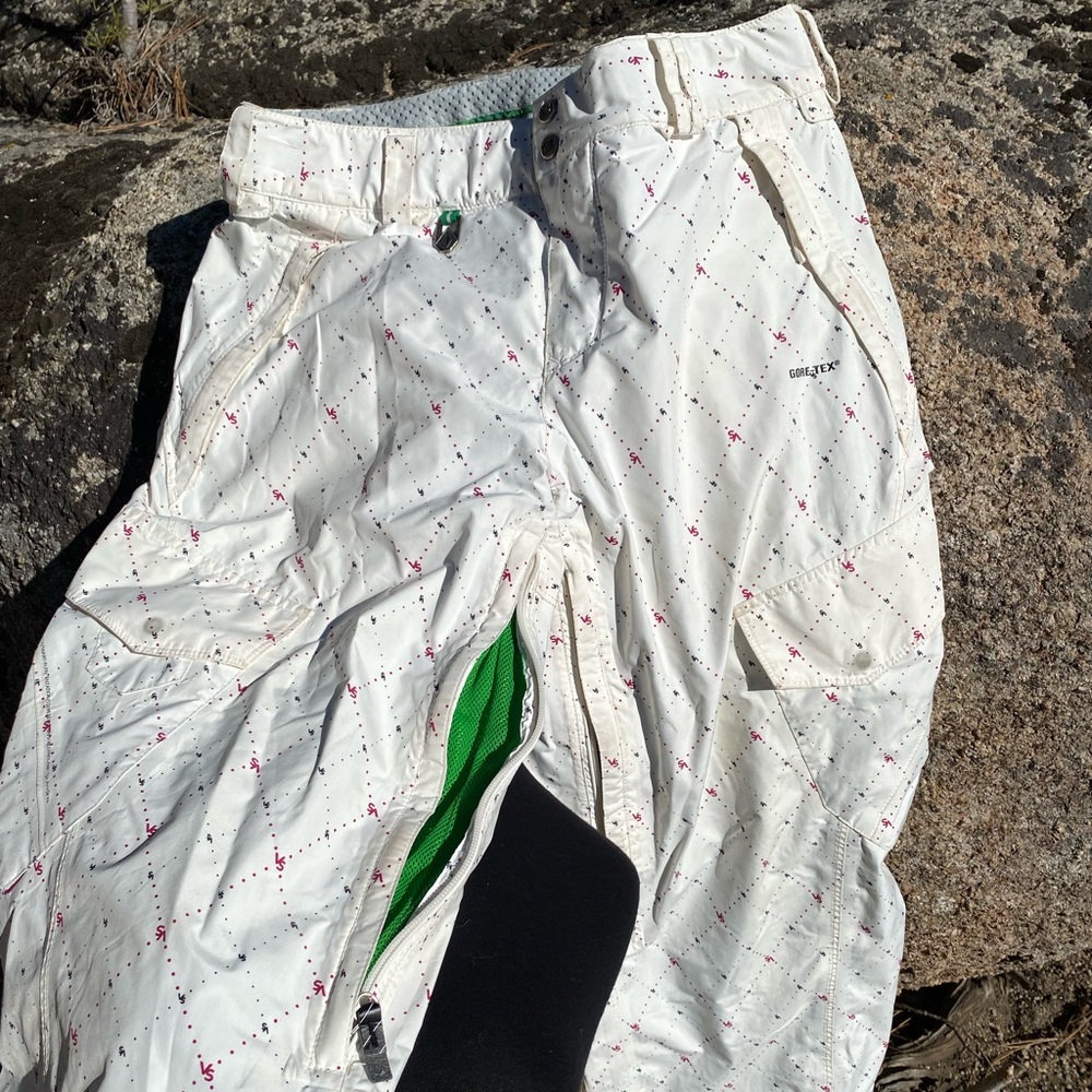 Volcom Women’s Size M White Diamond Print GoreTex Shell Snowboard Pant